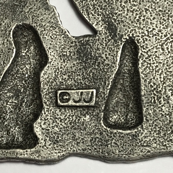 Howling Wolves/Coyotes JJ Brooch - Picture 7 of 7